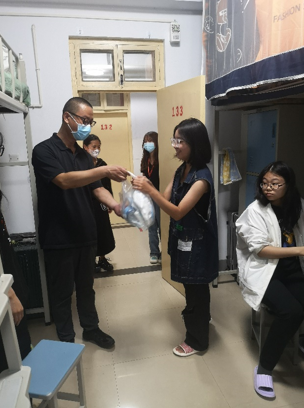 美术学院领导看望慰问2022级...